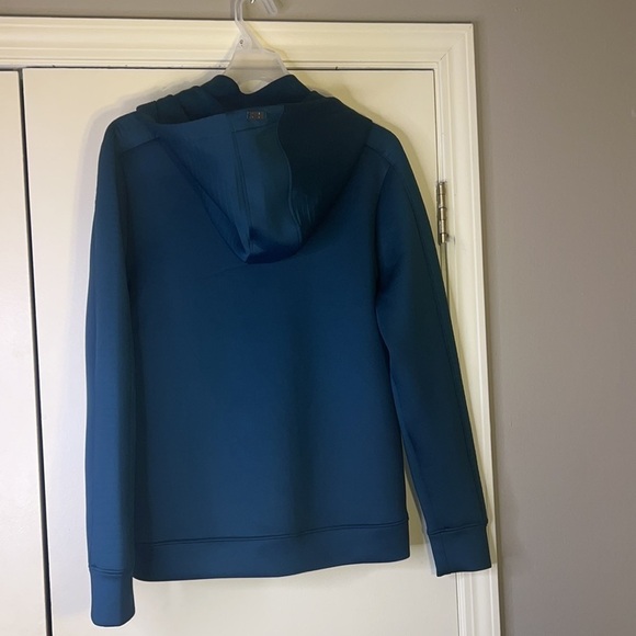 UNDER AMOUR FITTED JACKET SIZE MEDIUM. Blue Note/Metallic Silver Jacket - Picture 5 of 7